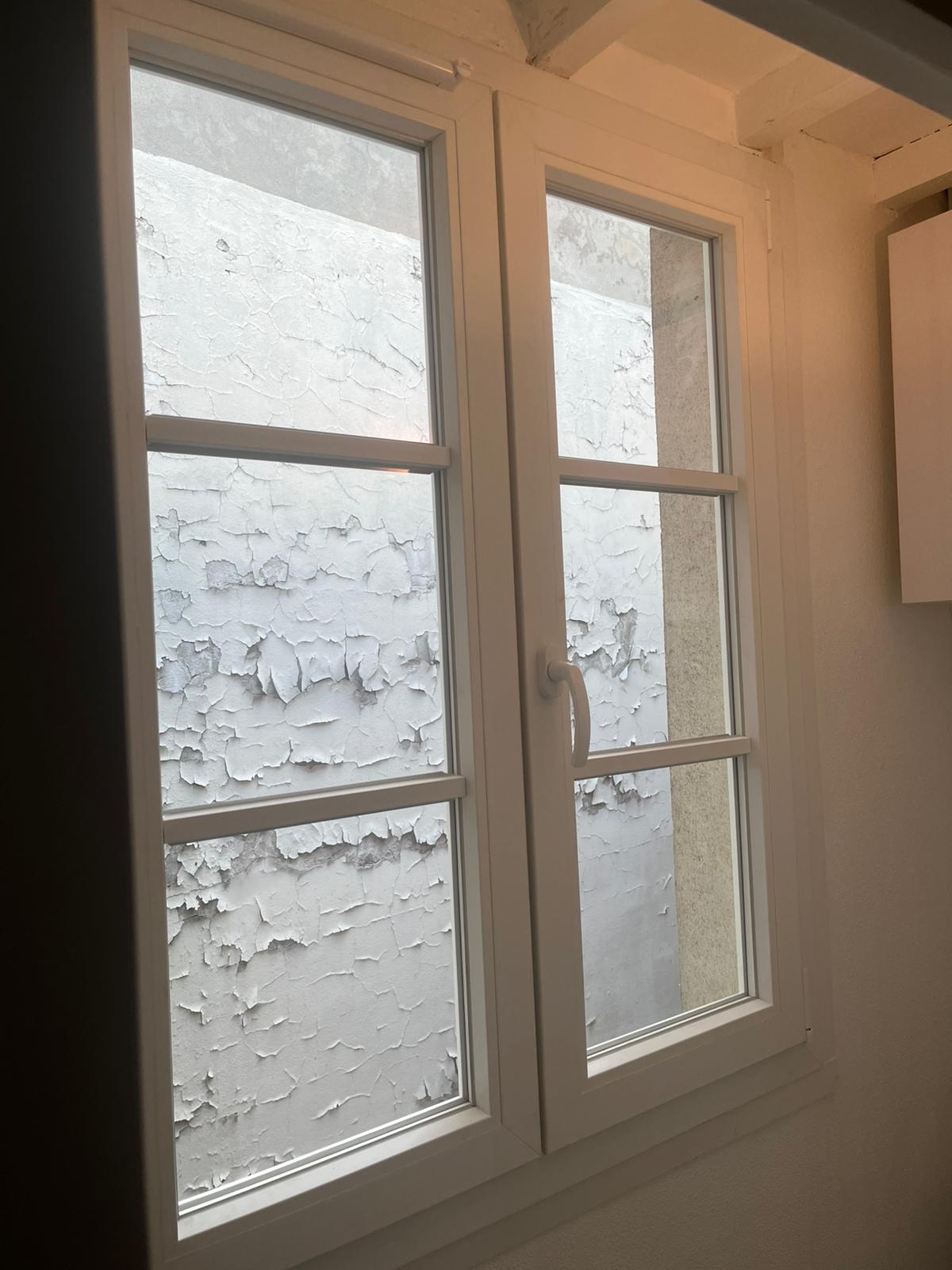 Fenêtre coulissante en aluminium noir avec grande baie vitrée offrant une vue panoramique